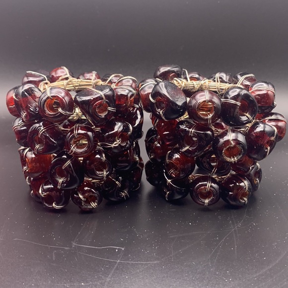 8 Set of Amber Glass Bead Napkin Rings on Silver Wire. - Picture 3 of 7